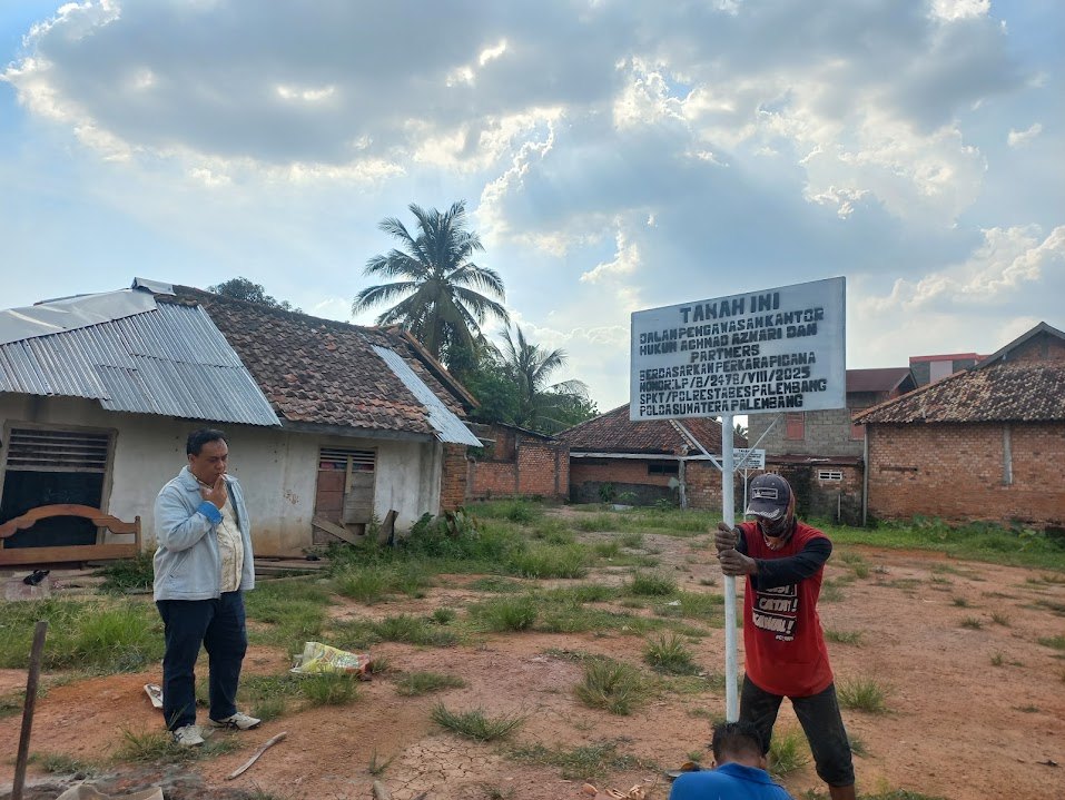 Lebih dari Sekadar Papan Nama: Makna di Balik Pemasangan Plang Advokat